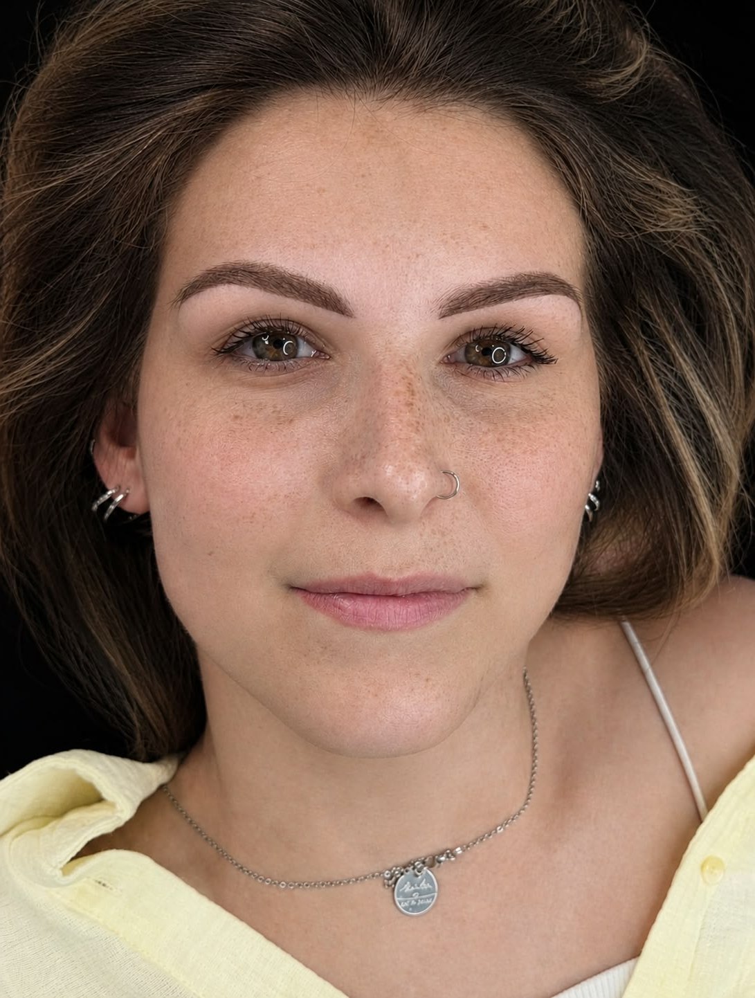 Pigmentierte Brauen und nude Lippen